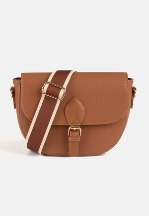 Brun læder saddeltaske med frontspænde og bred justerbar rem med brune og beige striber.
