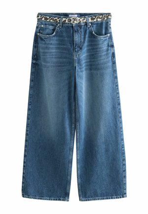 Blautönige Jeans mit weitem Bein, vorderen Taschen und einem durch die Gürtelschlaufen geführten Gürtel mit Leopardenmuster.
