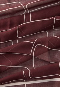Material de burgundă cu o textură transparentă, prezentând modele liniare abstracte în alb. Materialul se drapează moale și are un aspect ușor.