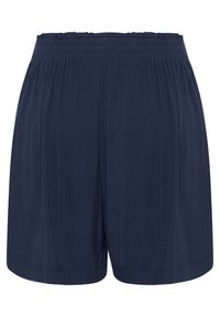 Shorts en tissu élastique bleu marine foncé avec une coupe ample et un design plissé. Texture lisse, sans motifs ni détails de quincaillerie visibles.