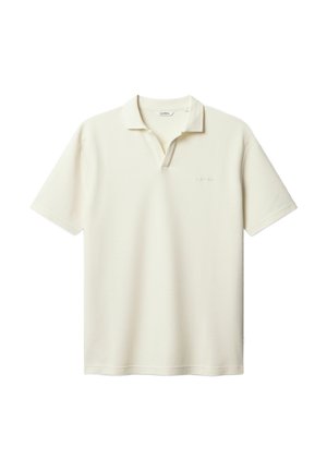 Witte polo shirt gemaakt van textuurstof, met een kraag, korte mouwen en een klein geborduurd logo op de borst.