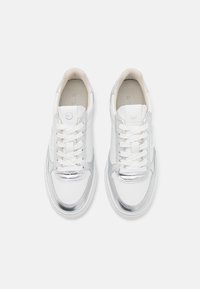 Sneakers bianchi con accenti argentati metallici, materiale in pelle liscia, punta rotonda, lacci piatti e tacco imbottito. Taglia 37.