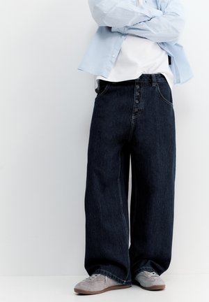 WITH A FIVE-POCKET DESIGN - Egyenes szárú farmer - blue