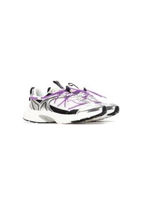 Zapatillas deportivas con parte superior de malla plateada, acentos negros y cordones morados. Presentan una suela texturizada y un diseño distintivo con puntera reforzada.