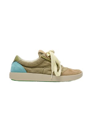Zapatilla casual de perfil bajo con parte superior de tela beige, cordones crema, parche azul claro en el talón y suela de goma beige.