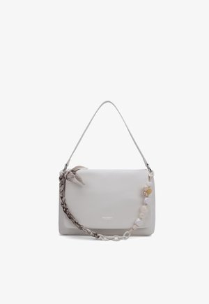 Borsa bianca con manico superiore decorata con una sciarpa intrecciata e un ciondolo di perline sul lato anteriore destro.