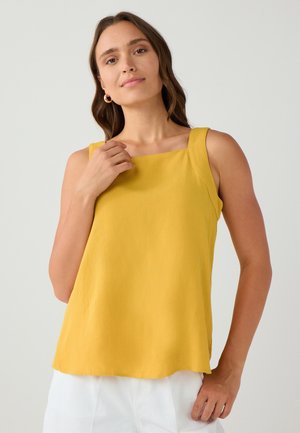 Haut sans manches jaune avec un décolleté carré, fabriqué en tissu léger, présentant une coupe décontractée et une texture lisse.