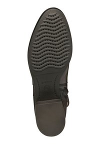 Suela de goma negra con un patrón de olas y agujeros de ventilación. Los lados cuentan con detalles en cuero y malla. Logotipo de Geox grabado en el talón.