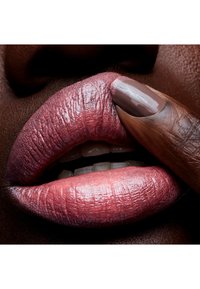 MAC CREMESHEEN LIPSTICK łososiowy