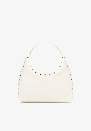 Borsa bianca in pelle con manico arrotondato e borchie metalliche circolari distribuite uniformemente lungo i bordi e la superficie anteriore.