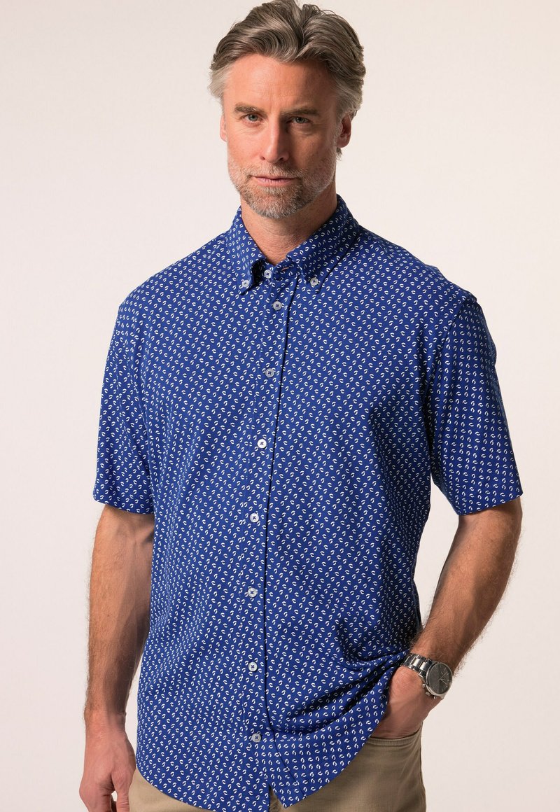 Koszula z krótkim rękawem zapinana na guziki, wykonana z niebieskiej tkaniny, z białym wzorem w kotwice, kołnierzykiem i guzikami z przodu.