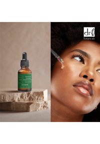 Dr Botanicals GREEN CAVIAR PEPTIDE EYE SERUM 15ML brązowy