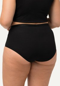 Mutande alte nere in vita con una cintura elastica liscia. Realizzate in morbido cotone, presentano un design senza cuciture e una copertura totale.