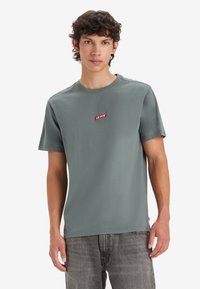 Levi's® RELAXED BABY TAB - Základné tričko - fir