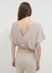 Calliope SCOLLO A V - Camicetta - tortora