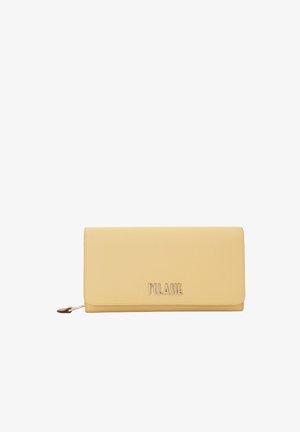 Portafoglio rettangolare giallo con cerniera e logo argento "T CLASSE" sulla patta frontale, isolato su sfondo bianco.