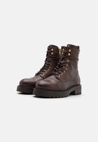 Pavement JANA - Bottines à plateau - brown/gold
