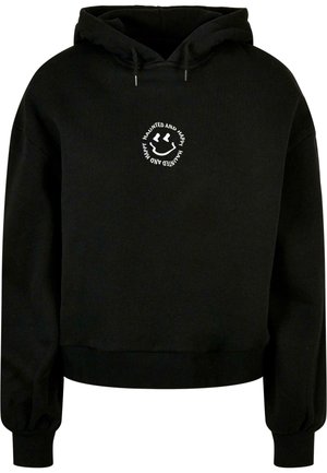 Fekete kapucnis pulóver puha anyagból, bordázott mandzsettákkal és hembe. Az elején kör alakú fehér szöveg és mosolygó grafikai részlet található.