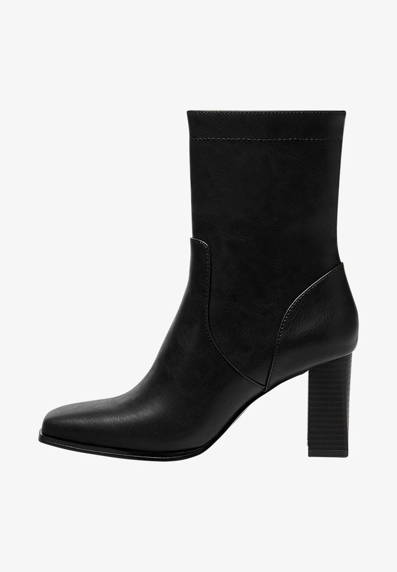 Bottine noire en cuir synthétique lisse avec un bout pointu et un talon bloc côtelé. Présente des coutures minimales et des découpes sur les côtés.