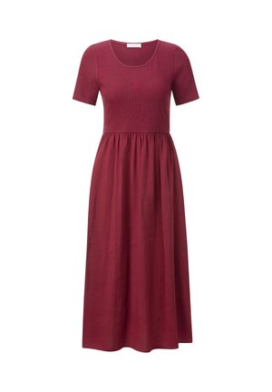Robe maxi bourgogne avec un haut ajusté et des manches courtes, présentant une jupe froncée et un petit motif brodé sur la poitrine.