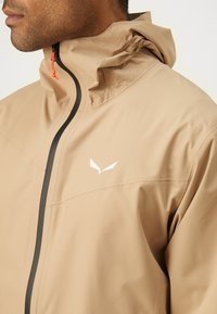 Salewa PUEZ 2.5L JACKET - Regnjakke / vandafvisende jakker - quicksand