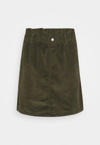 Donkergroene corduroy rok met een verzamelde elastische tailleband en een knoopsluiting aan de voorkant, weergegeven tegen een witte achtergrond.