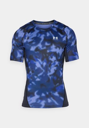 Marineblauw sportshirt met korte mouwen en camouflagepatroon, gemaakt van vochtafvoerend materiaal, met een ronde hals en het Under Armour-logo.