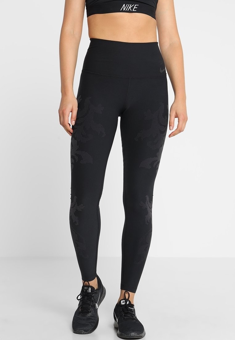 Svarta högmidjade leggings med en slät yta och subtilt mönster. Har Nike-logotyp och en snug fit-design för aktiv träning.