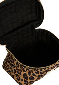 Bolsa acolchada con estampado de leopardo y cremallera dorada parcialmente abierta, mostrando un amplio interior acolchado negro.