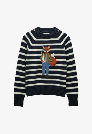 Pulover s črtami v mornarsko modri in beli barvi, na sprednji strani je izvezena lisica v zeleni jopici, rdečem šalu, črtasti srajci, modrih hlačah in rjavih čevljih.
