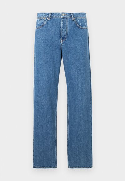 Modre denim hlace z ravnimi hlačnicami, z všitimi žepi, zapenjanjem na gumbe in subtilnimi reliefnimi detajli na pasu.