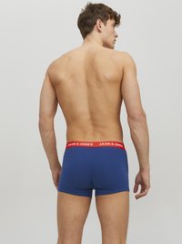 Boxer shorts blu navy in cotone, con una cintura elastica rossa e testo bianco. Mostrati da dietro, evidenziando un design aderente.