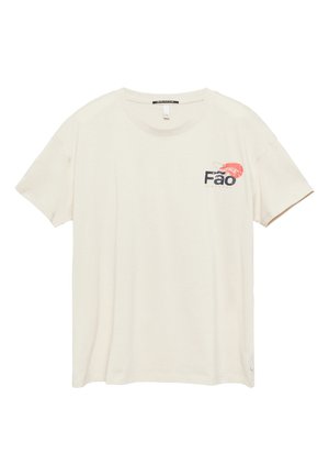 Koszulka w kolorze ecru z krótkim rękawem i okrągłym dekoltem, z małym czerwonym krewetką i logo tekstowym "Fao" na lewej piersi.