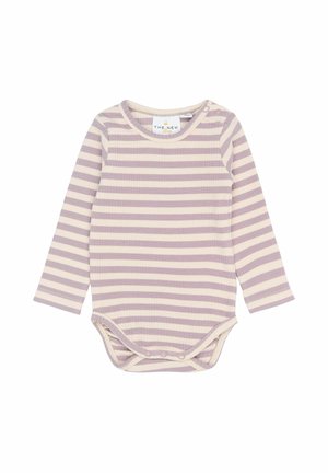 Babydragt med lange ærmer, beige og lys lilla vandrette striber, samt trykknapper ved skulderen og skridtet.
