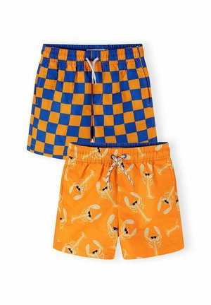Dwie pary dziecięcych kąpielówek: jedne pomarańczowo-niebieskie w kratkę, drugie pomarańczowe z homarami w okularach przeciwsłonecznych.