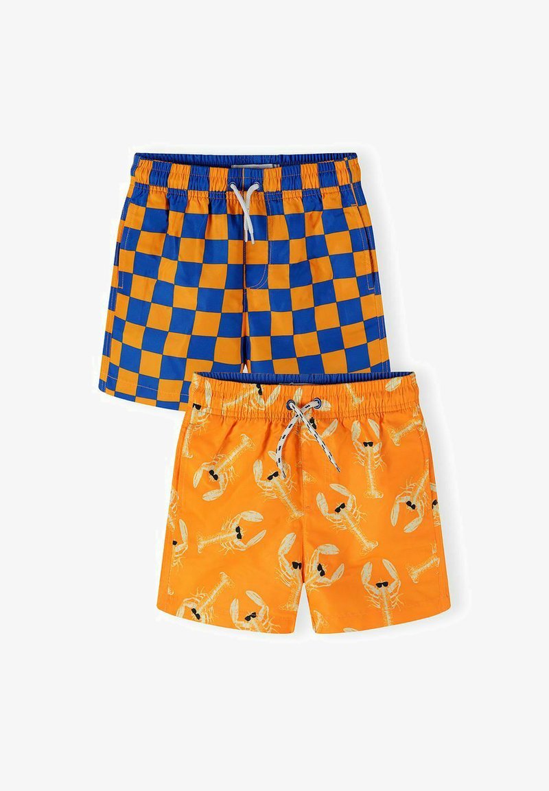 Deux paires de shorts de bain pour enfants : une à carreaux orange et bleu, l'autre orange avec des homards portant des lunettes de soleil.