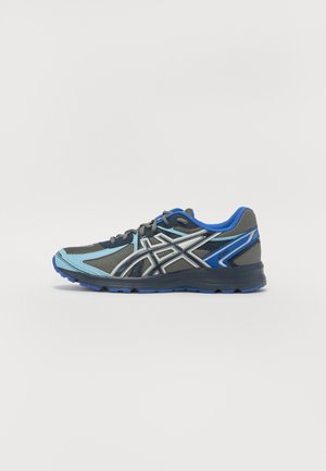 Chaussure de course avec une tige en mesh bleu clair et gris, arborant des accents bleus et une semelle noire, conçue avec des détails de marque en argent.