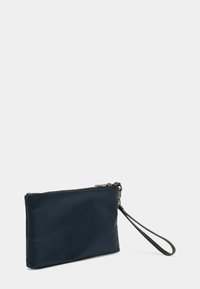 Marineblå clutch taske lavet af glat stof, med lynlås lukning og en håndledsrem for nem bæring. Rektangulær form.