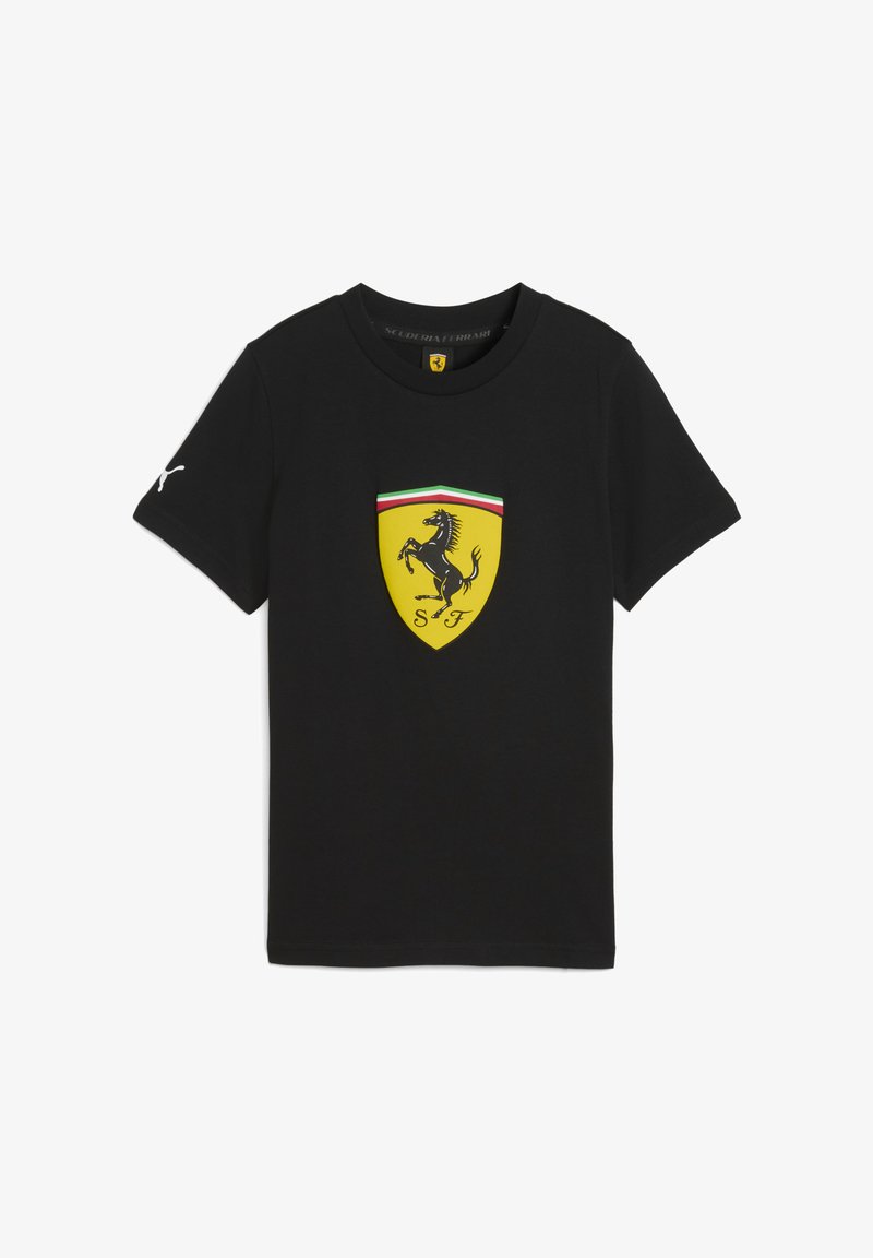 Melnas T-krekls ar Ferrari logo, kurā redzams jāšanas zirgs dzeltenā krāsā šildā ar zaļām un sarkanām svītrām virsū.