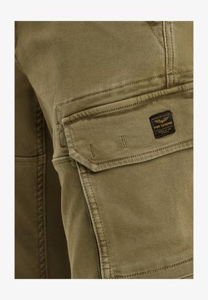 Olivgrüne Cargo-Hosen mit einer Fronttasche mit Klappe und einem Markenetikett, aus einem strapazierfähigen Stoff mit glatter Textur gefertigt.