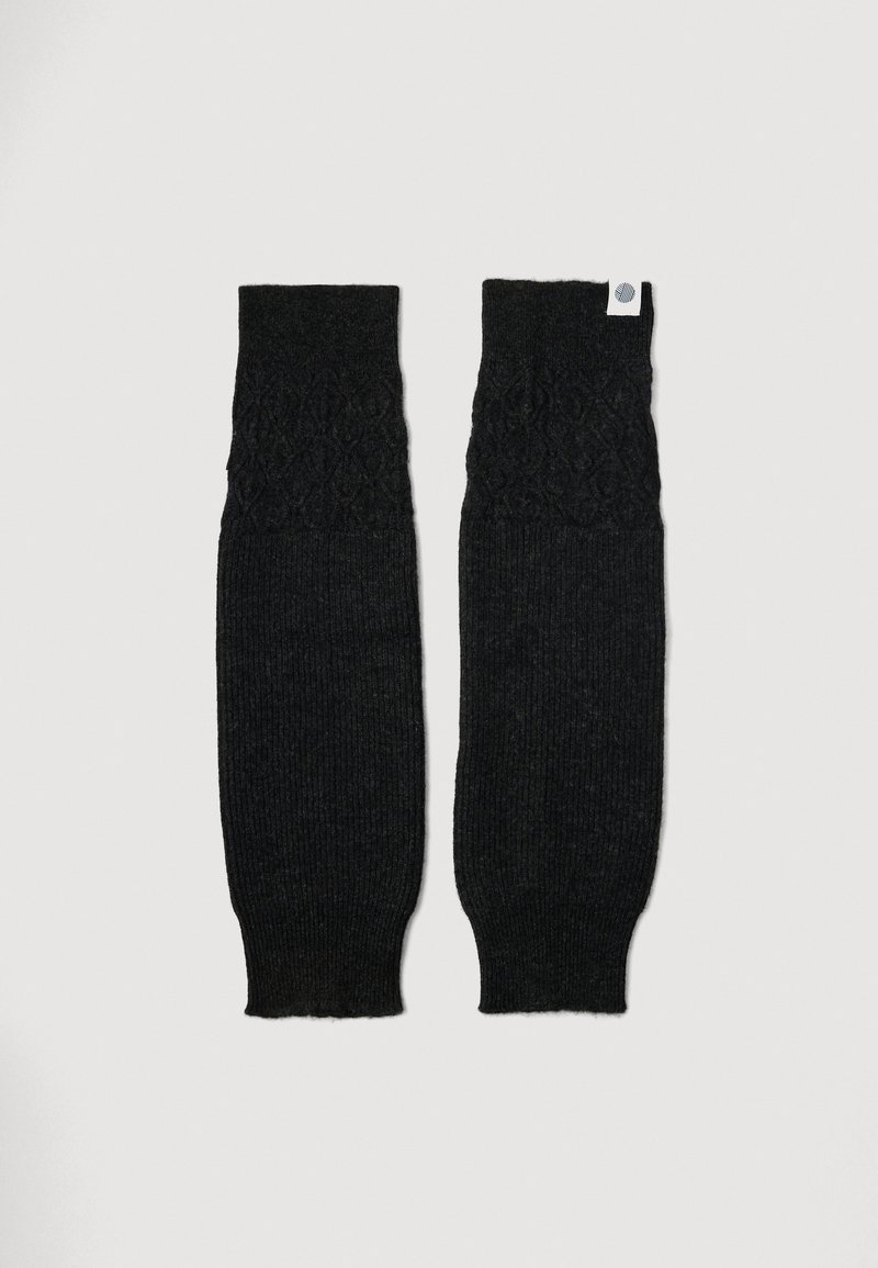 Fekete kötött karmelegítők, a tetején texturált mintázatú sávval és bordás kialakítással, amely a könyökig terjed.