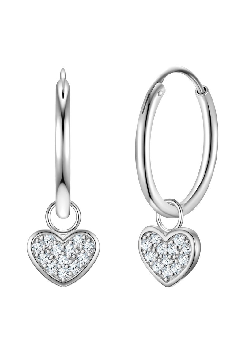 Los pendientes de aro de plata presentan un charm en forma de corazón decorado con gemas brillantes, mostrando un acabado pulido y un diseño clásico.