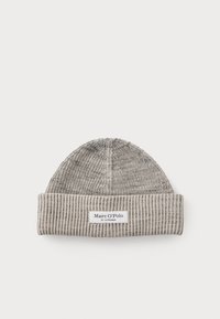 Gorro de punto gris con textura acanalada y un dobladillo hacia arriba. Presenta una etiqueta rectangular blanca con la marca "Marc O'Polo".