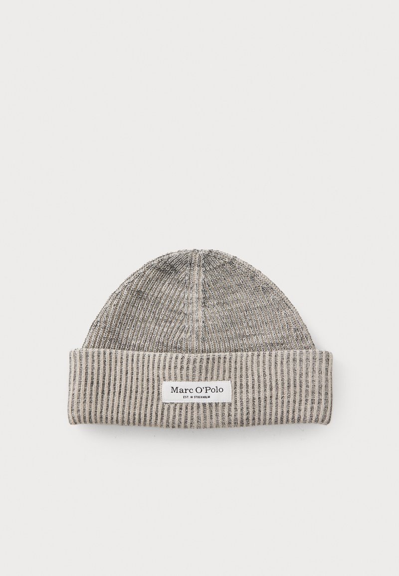 Gorro de punto gris con textura acanalada y un dobladillo hacia arriba. Presenta una etiqueta rectangular blanca con la marca "Marc O'Polo".