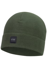 Fleece beanie in donkergroen met een afgeronde bovenkant en omgeslagen manchet. Bevat een zwart stoffen label met de tekst "EST. 1993" aan de zijkant.