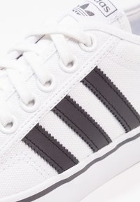 adidas Originals NIZZA - Matalavartiset tennarit - ftwwht/cblack/ftwwht