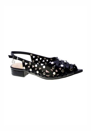Sandalo slingback nero con dettagli geometrici ritagliati e borchie metalliche. Tacco basso a blocco con cinturino regolabile alla caviglia per una vestibilità perfetta.