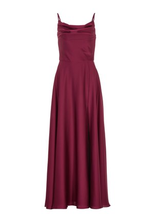 Abito di satin bordeaux con spalline sottili, scollatura a busta, corpino aderente e gonna fluida con uno spacco laterale. Texture liscia, caduta elegante.