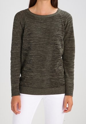 Maglione verde khaki con texture, colletto rotondo, polsini e orlo a coste, caratterizzato da diversi motivi di lavorazione a maglia e una vestibilità comoda.