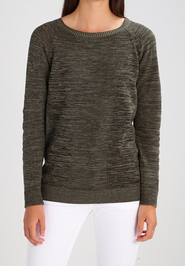 Kaki grön texturerad tröja med rundad halsringning, ribbade ärmslut och nederkant, med olika stickmönster och en avslappnad passform.